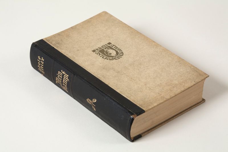 "Mein Kampf", édition allemande, récupéré par André Péru dans une maison près du lac de Constance lors de sa convalescence en 1945. Il rapporte ce livre en France comme témoignage contre l’oubli, et en a  fait don à notre musée. DADP 18, 2014.11.2