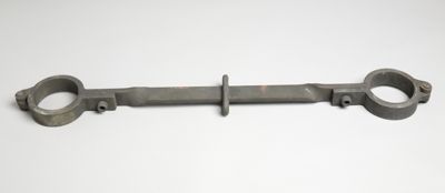 Menottes de torture appelées « toupie berlinoise »