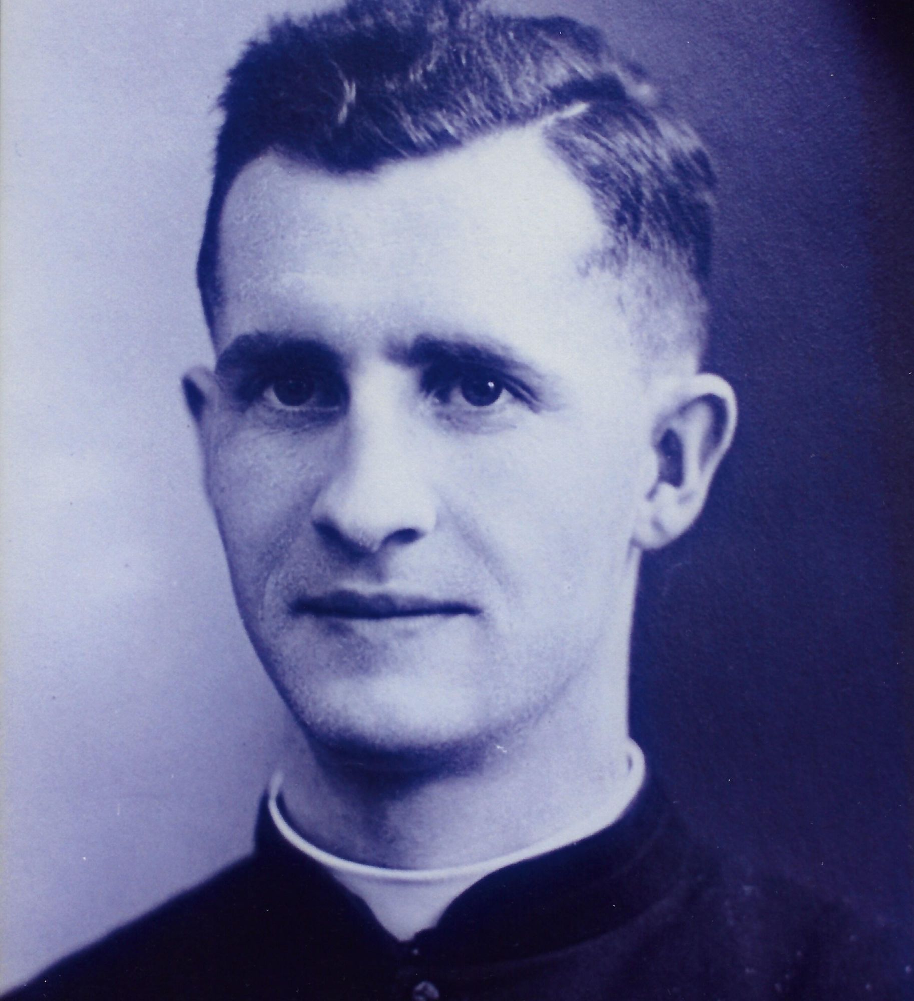 𝐇𝐨𝐦𝐦𝐚𝐠𝐞 𝐫𝐞𝐧𝐝𝐮 𝐚𝐮 𝐯𝐢𝐞𝐫𝐳𝐨𝐧𝐧𝐚𝐢𝐬 𝐉𝐞𝐚𝐧 𝐓𝐢𝐧𝐭𝐮𝐫𝐢𝐞𝐫, 𝐦𝐨𝐫𝐭 𝐞𝐧 𝐝𝐞́𝐩𝐨𝐫𝐭𝐚𝐭𝐢𝐨𝐧