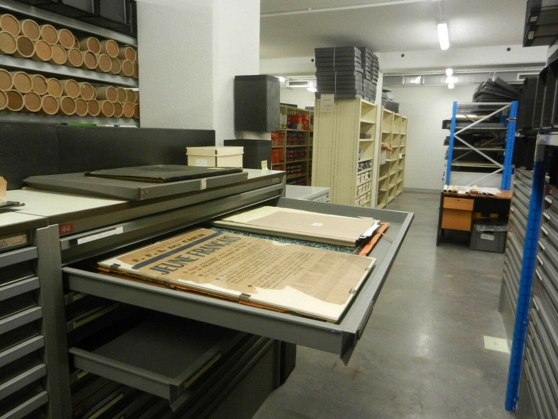 Affiches en salle des cartes et plans des Archives départementales